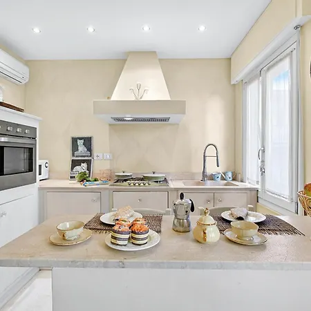 Chic Retreat With Park | - Happy *