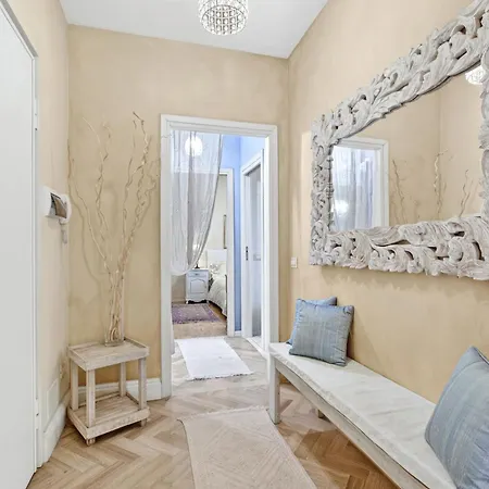 Appartement Chic Retreat With Park | - Happy